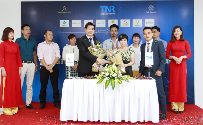 Thông qua mô hình phân phối mới này, TNR Holdings Việt Nam tin tưởng STDA sẽ là nhà phân phối chiến lược, lâu dài. Thông qua mô hình phân phối mới này, TNR Holdings Việt Nam tin tưởng STDA sẽ là nhà phân phối chiến lược, lâu dài.