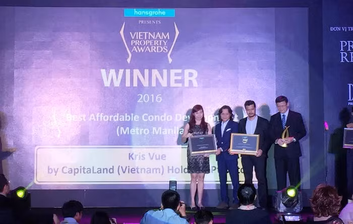 Đại diện TNR Holdings nhận giải tại sự kiện BĐS được mong đợi nhất “Vietnam Property Awards 2016”.