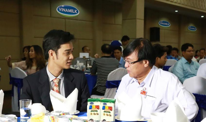 Lãnh đạo cấp cao thành phố Mandalay (áo trắng bên phải) đánh giá cao chiến lược phát triển thương hiệu Vinamilk sâu và rộng tại thị trường Myanmar. Lãnh đạo cấp cao thành phố Mandalay (áo trắng bên phải) đánh giá cao chiến lược phát triển thương hiệu Vinamilk sâu và rộng tại thị trường Myanmar.