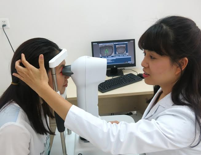 Các bác sĩ Vinmec chụp bản đồ giác mạc trước và sau khi đặt Ortho – K để xác định chính xác mức độ cải thiện thị lực của người bệnh. Các bác sĩ Vinmec chụp bản đồ giác mạc trước và sau khi đặt Ortho – K để xác định chính xác mức độ cải thiện thị lực của người bệnh.