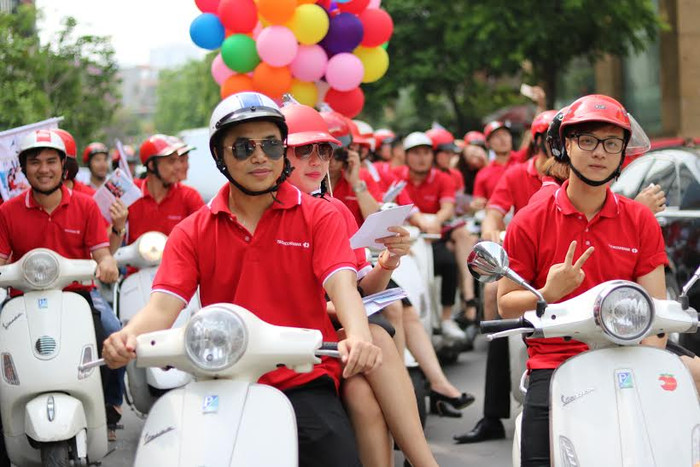 Cán bộ nhân viên Techcombank rất hào hứng cho buổi ra quân. Cán bộ nhân viên Techcombank rất hào hứng cho buổi ra quân.