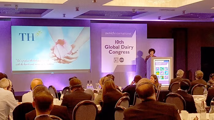 Trước hơn 150 chuyên gia hàng đầu về sản xuất, chế biến sữa tới từ 27 quốc gia, bà Thái Hương nhận định, sản phẩm nguồn gốc hoàn toàn tự nhiên là xu hướng tất yếu của thế giới là định hướng cho mọi hoạt động đầu tư, kinh doanh của TH trong ngành sữa. Trước hơn 150 chuyên gia hàng đầu về sản xuất, chế biến sữa tới từ 27 quốc gia, bà Thái Hương nhận định, sản phẩm nguồn gốc hoàn toàn tự nhiên là xu hướng tất yếu của thế giới là định hướng cho mọi hoạt động đầu tư, kinh doanh của TH trong ngành sữa.