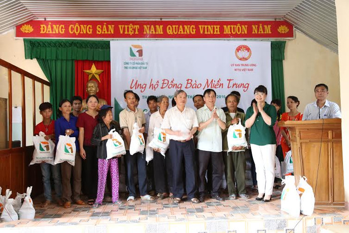 Bà Nguyễn Thị Nguyệt Hường (áo xanh) – CT HĐQT Công ty TNR Holdings Việt Nam cùng đại diện Ủy ban Mặt trận Tổ quốc Việt Nam tỉnh Thanh Hóa trao quà cho bà con ngư dân xã Thạch Quảng, huyện Thạch Thành, tỉnh Thanh Hóa.