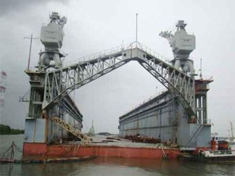 Tổng Công ty Hàng hải Việt Nam vừa tiến hành xong việc đấu thầu bán ụ nổi 83M với mức giá 38,5 tỷ đồng. Tổng Công ty Hàng hải Việt Nam vừa tiến hành xong việc đấu thầu bán ụ nổi 83M với mức giá 38,5 tỷ đồng.