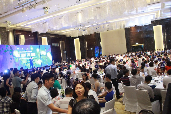 Hàng nghìn khách hàng có mặt từ rất sớm để không bỏ qua sự kiện tri ân lớn và đặc biệt này. Quang cảnh đông đúc và ấm cúng là điều dễ nhận thấy trong tất cả các sự kiện do TNR Holdings tổ chức, thể hiện rõ sự tin tưởng và tín nhiệm của khách hàng.