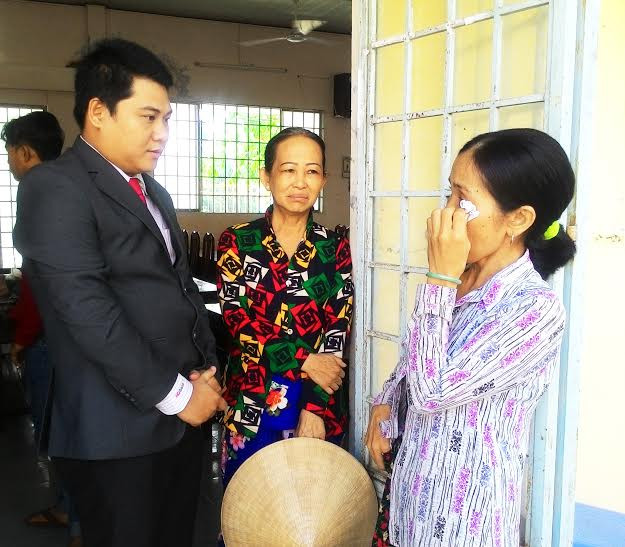 Nhiều bà con tỉnh Đồng Tháp "mừng muốn khóc" khi được nhận thẻ BHYT từ HDBank.