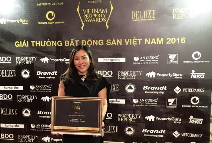Bà Đinh Ngọc Châu Hương – đại diện Chủ đầu tư dự án Goldmark City nhận chứng nhận giải thưởng Bất động sản Việt Nam 2016. Bà Đinh Ngọc Châu Hương – đại diện Chủ đầu tư dự án Goldmark City nhận chứng nhận giải thưởng Bất động sản Việt Nam 2016.