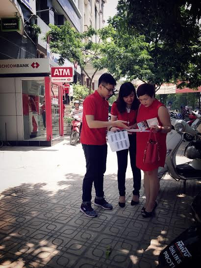 Các cán bộ nhân viên Techcombank tận tình tư vấn khách hàng. Các cán bộ nhân viên Techcombank tận tình tư vấn khách hàng.