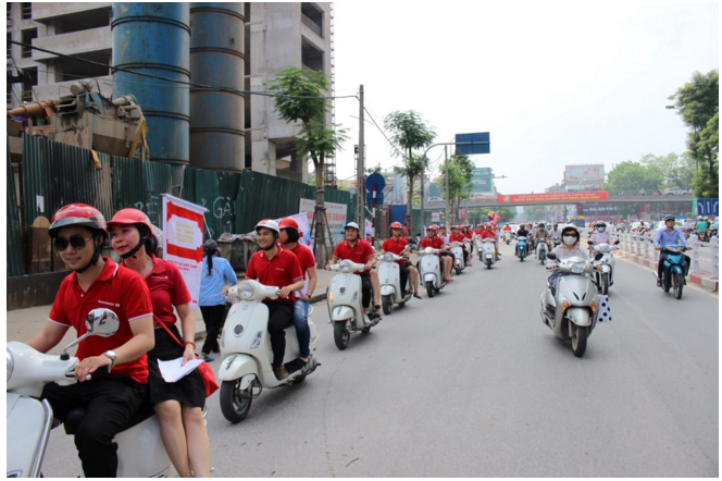 Sắc đỏ Techcombank thu hút sự chú ý của người dân Thủ đô. Sắc đỏ Techcombank thu hút sự chú ý của người dân Thủ đô.