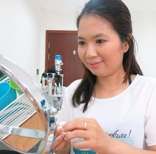 Chị Nga đã vô cùng hài lòng về thị lực chỉ sau 2 – 3 ngày sử dụng Ortho – K. Chị Nga đã vô cùng hài lòng về thị lực chỉ sau 2 – 3 ngày sử dụng Ortho – K.