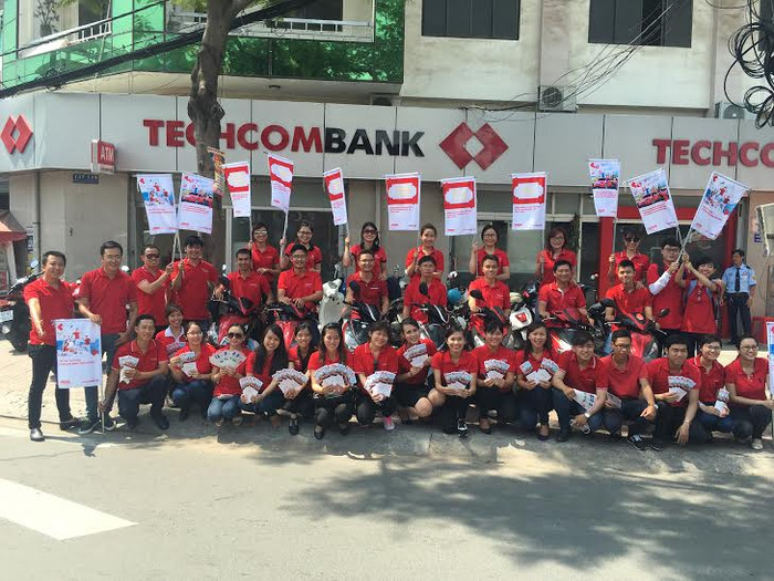 Cán bộ nhân viên Techcombank tại TP.Hồ Chí Minh hào hứng trước giờ ra quân. Cán bộ nhân viên Techcombank tại TP.Hồ Chí Minh hào hứng trước giờ ra quân.