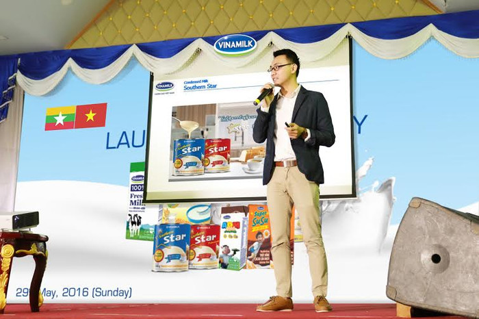Đại diện bộ phận Marketing Quốc tế Vinamilk đang giới thiệu những sản phẩm Sữa chất lượng, đa dạng của Vinamilk đến người tiêu dùng, truyền thông, và các đối tác tại Myanmar. Đại diện bộ phận Marketing Quốc tế Vinamilk đang giới thiệu những sản phẩm Sữa chất lượng, đa dạng của Vinamilk đến người tiêu dùng, truyền thông, và các đối tác tại Myanmar.