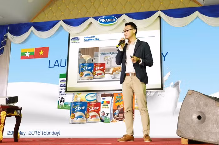 Đại diện bộ phận Marketing Quốc tế Vinamilk đang giới thiệu những sản phẩm Sữa chất lượng, đa dạng của Vinamilk đến người tiêu dùng, truyền thông, và các đối tác tại Myanmar.