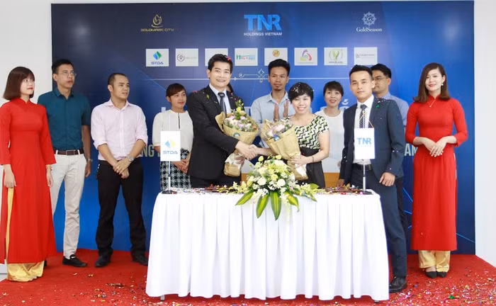 Thông qua mô hình phân phối mới này, TNR Holdings Việt Nam tin tưởng STDA sẽ là nhà phân phối chiến lược, lâu dài. Thông qua mô hình phân phối mới này, TNR Holdings Việt Nam tin tưởng STDA sẽ là nhà phân phối chiến lược, lâu dài.