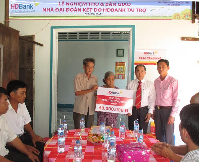 Ông Đoàn Lê Thanh Hoài – Giám đốc HDBank Vĩnh Long trao tặng căn nhà cho gia đình bà Bé Hai. Ông Đoàn Lê Thanh Hoài – Giám đốc HDBank Vĩnh Long trao tặng căn nhà cho gia đình bà Bé Hai.
