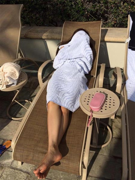 Hoa hậu còn tinh nghịch trùm khăn kín người khi chụp ảnh Hoa hậu còn tinh nghịch trùm khăn kín người khi chụp ảnh