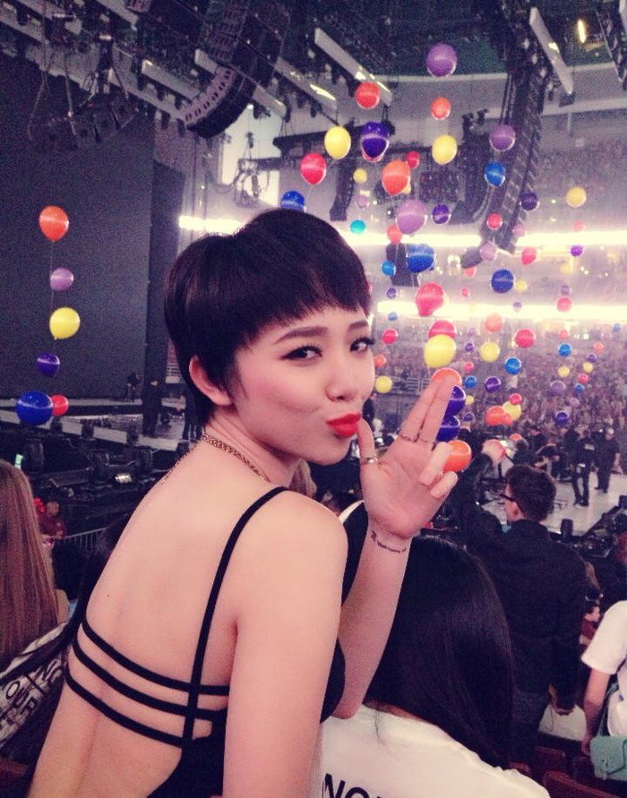 Nữ ca sĩ hải ngoại ăn mặc rất sexy, bốc lửa cho giống thần tượng của cô.