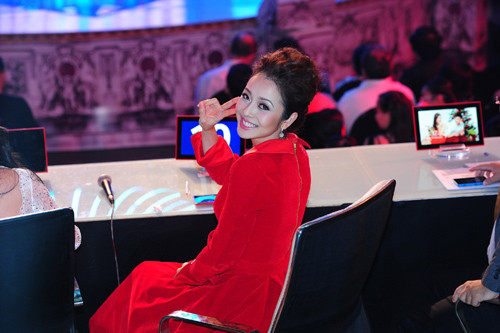 Jennifer Phạm ngồi "ghế nóng" của Chinh phục đỉnh cao Jennifer Phạm ngồi "ghế nóng" của Chinh phục đỉnh cao