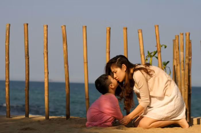 MC Đan Lê rất thích thú khi được vui đùa và cưng nựng cậu con trai bé bỏng