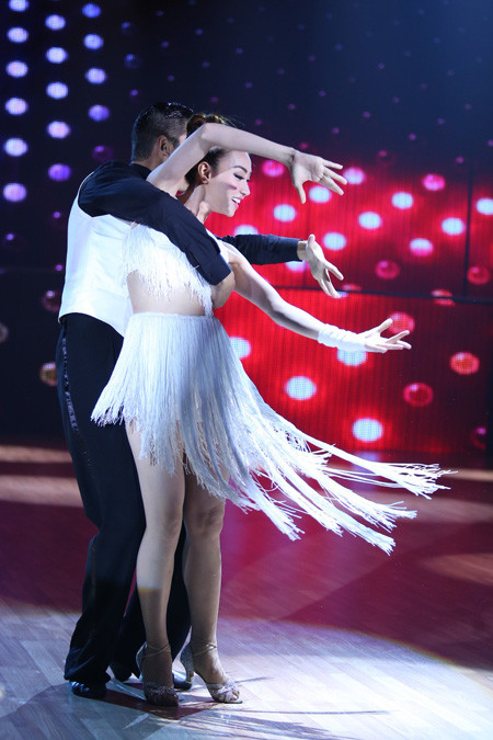 Ngân Khánh trở thành "nàng Bạch Tuyết" trên sân khấu Bước nhảy hoàn vũ