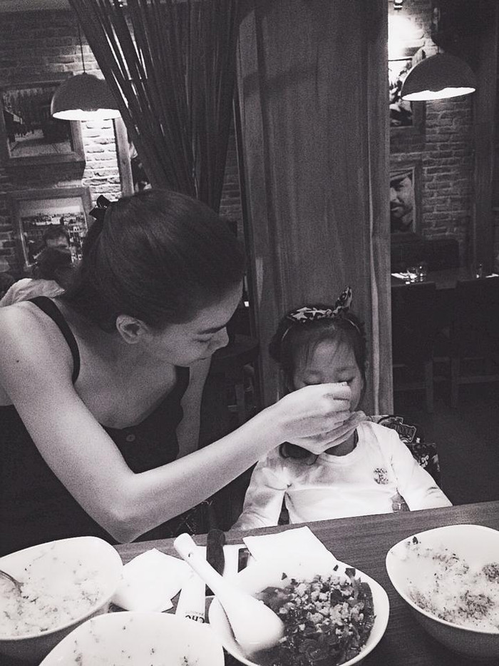 Hà Hồ khéo léo cho các con ăn Hà Hồ khéo léo cho các con ăn