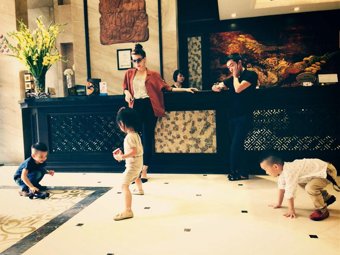 Hồ Ngọc Hà thảnh thơi ngắm nhìn các "con" đùa nghịch Hồ Ngọc Hà thảnh thơi ngắm nhìn các "con" đùa nghịch