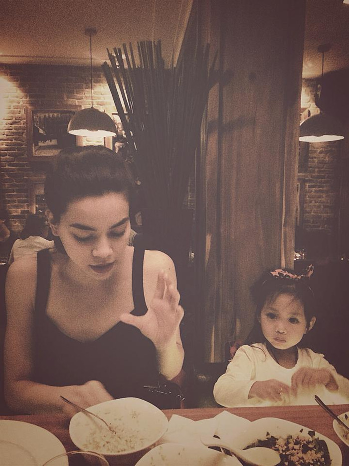 Cô trở thành "bảo mẫu" cho các bé ăn uống rất khéo léo Cô trở thành "bảo mẫu" cho các bé ăn uống rất khéo léo