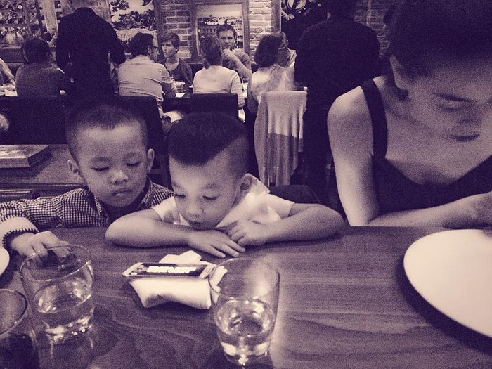 Hai nhóc tỳ chơi game rất sành điệu Hai nhóc tỳ chơi game rất sành điệu