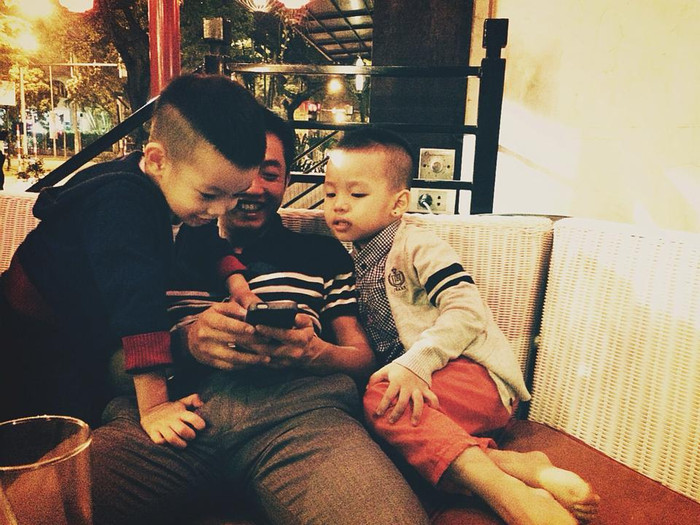 Cường đô la cũng rất hào hứng chơi đùa với lũ nhỏ Cường đô la cũng rất hào hứng chơi đùa với lũ nhỏ