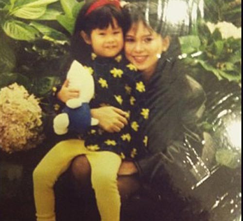Thảo Tiên bên mẹ - diễn viên Thuỷ Tiên ngày bé