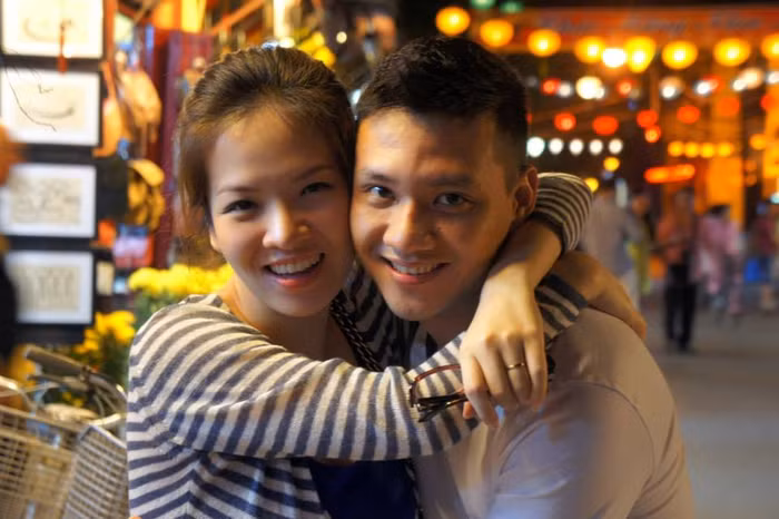 Cặp vợ chồng trẻ luôn trao nhau những vòng tay ấm áp và nụ hôn nồng thắm