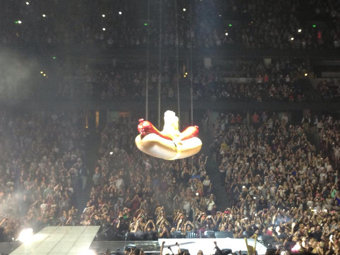 Tóc Tiên ao ước có một ngày sẽ được đứng trên sân khấu biểu diễn trước hàng ngàn khán giả như Miley.