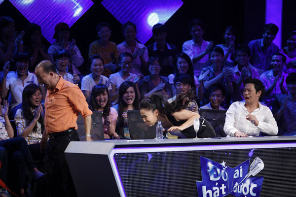 Tình huống khó đỡ này khiến nghệ sỹ Đức Hải lúng túng Tình huống khó đỡ này khiến nghệ sỹ Đức Hải lúng túng