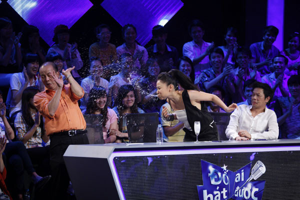 Thu Minh "tắm" cho Đức Hải ngay trên ghế nóng Thu Minh "tắm" cho Đức Hải ngay trên ghế nóng