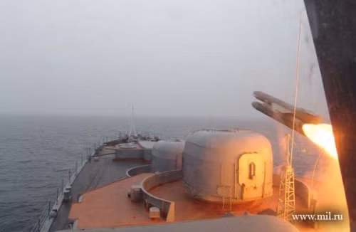 Thiết kế này lấy từ mẫu tiêm kích thử nghiệm Yak-1000 năm 1951. Loại tên lửa này phải đáp ứng được tiêu chí rẻ, có thể triển khai trên các tàu tên lửa thông thông thường. Các thiết bị điện tử trong tên lửa dựa trên thiết kế tín hiệu đơn giản với một cảm biến ra đa quét hình nón.