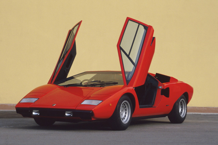2. Lamborghini Countach (1974 - 1990) Countach là mẫu xe thể thao động cơ đặt giữa được Lamborghini đưa vào sản xuất trong khoảng thời gian từ năm 1974 đến 1990. Đây có thể xem là mẫu xe tiên phong và định hình phong cách hầm hố, góc cạnh của các dòng xe Lamborghini nói riêng và siêu xe nói chung. Thiết kế đẩy cabin lái về phía trước nhằm tăng diện tích cho động cơ, và đặc biệt là cửa ra vào đóng mở kiểu cắt kéo cũng từ chính Countach mà ra. Cái tên Countach bản thân nó cũng có một "tiểu sử" thú vị riêng. Đây là một từ cảm thán trong ngôn ngữ địa phương tại Ý có tên Piedmontese, thường được sử dụng bởi nam giới mỗi khi nhìn thấy một người phụ nữ tuyệt đẹp. Những lô Countach đầu tiên sử dụng chung động cơ V12 4 lít của Miura, sau này được nâng cấp lần lượt lên 5 lít rồi 5,2 lít. Có cả thảy 5 phiên bản Countach được sản xuất, bao gồm LP400, LP400S, LP500S, LP5000QV và một phiên bản đặc biệt nhân kỷ niệm 25 năm Countach ra đời. Tổng cộng, Lamborghini đã chế tạo được 2.042 chiếc Countach trong vòng đời 16 năm của nó. Cái tên Countach chỉ bị lu mờ phần nào kể từ khi kẻ kế nhiệm nó xuất hiện, Lamborghini Diablo. 2. Lamborghini Countach (1974 - 1990) Countach là mẫu xe thể thao động cơ đặt giữa được Lamborghini đưa vào sản xuất trong khoảng thời gian từ năm 1974 đến 1990. Đây có thể xem là mẫu xe tiên phong và định hình phong cách hầm hố, góc cạnh của các dòng xe Lamborghini nói riêng và siêu xe nói chung. Thiết kế đẩy cabin lái về phía trước nhằm tăng diện tích cho động cơ, và đặc biệt là cửa ra vào đóng mở kiểu cắt kéo cũng từ chính Countach mà ra. Cái tên Countach bản thân nó cũng có một "tiểu sử" thú vị riêng. Đây là một từ cảm thán trong ngôn ngữ địa phương tại Ý có tên Piedmontese, thường được sử dụng bởi nam giới mỗi khi nhìn thấy một người phụ nữ tuyệt đẹp. Những lô Countach đầu tiên sử dụng chung động cơ V12 4 lít của Miura, sau này được nâng cấp lần lượt lên 5 lít rồi 5,2 lít. Có cả thảy 5 phiên bản Countach được sản xuất, bao gồm LP400, LP400S, LP500S, LP5000QV và một phiên bản đặc biệt nhân kỷ niệm 25 năm Countach ra đời. Tổng cộng, Lamborghini đã chế tạo được 2.042 chiếc Countach trong vòng đời 16 năm của nó. Cái tên Countach chỉ bị lu mờ phần nào kể từ khi kẻ kế nhiệm nó xuất hiện, Lamborghini Diablo.