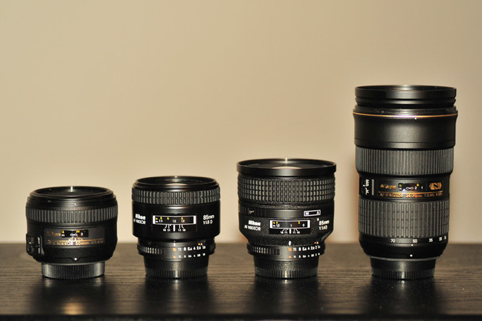 Ống zoom hay ống fix: So sánh 1 loạt ống kính fix và ống zoom ở bên tay phải, lần lượt là 50F1.4, 85F1.8, 85F1.4 và 24-70 F2.8 Ống kính zoom ngày càng trở nên phổ biến ở khắp mọi nơi bởi vì khi mới mua máy thì người ta nghĩ bỏ tiền ra mua 1 ống có tiêu cự cố định thì thật là vô nghĩa. Tuy nhiên, ống fix có rất nhiều ưu điểm khác mà những người mới dùng DSLR chưa thể cảm nhận được, chẳng hạn như nó thường gọn nhẹ hơn, mở khẩu tối đa lớn hơn và cho ảnh sắc nét hơn. Những đặc điểm này làm cho ống fix trở nên cực kỳ hữu ích trong những trường hợp đặc biệt như ánh sáng kém. Ống zoom hay ống fix: So sánh 1 loạt ống kính fix và ống zoom ở bên tay phải, lần lượt là 50F1.4, 85F1.8, 85F1.4 và 24-70 F2.8 Ống kính zoom ngày càng trở nên phổ biến ở khắp mọi nơi bởi vì khi mới mua máy thì người ta nghĩ bỏ tiền ra mua 1 ống có tiêu cự cố định thì thật là vô nghĩa. Tuy nhiên, ống fix có rất nhiều ưu điểm khác mà những người mới dùng DSLR chưa thể cảm nhận được, chẳng hạn như nó thường gọn nhẹ hơn, mở khẩu tối đa lớn hơn và cho ảnh sắc nét hơn. Những đặc điểm này làm cho ống fix trở nên cực kỳ hữu ích trong những trường hợp đặc biệt như ánh sáng kém.