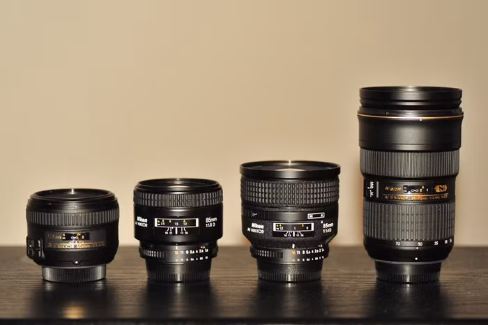 Ống zoom hay ống fix: So sánh 1 loạt ống kính fix và ống zoom ở bên tay phải, lần lượt là 50F1.4, 85F1.8, 85F1.4 và 24-70 F2.8 Ống kính zoom ngày càng trở nên phổ biến ở khắp mọi nơi bởi vì khi mới mua máy thì người ta nghĩ bỏ tiền ra mua 1 ống có tiêu cự cố định thì thật là vô nghĩa. Tuy nhiên, ống fix có rất nhiều ưu điểm khác mà những người mới dùng DSLR chưa thể cảm nhận được, chẳng hạn như nó thường gọn nhẹ hơn, mở khẩu tối đa lớn hơn và cho ảnh sắc nét hơn. Những đặc điểm này làm cho ống fix trở nên cực kỳ hữu ích trong những trường hợp đặc biệt như ánh sáng kém. Ống zoom hay ống fix: So sánh 1 loạt ống kính fix và ống zoom ở bên tay phải, lần lượt là 50F1.4, 85F1.8, 85F1.4 và 24-70 F2.8 Ống kính zoom ngày càng trở nên phổ biến ở khắp mọi nơi bởi vì khi mới mua máy thì người ta nghĩ bỏ tiền ra mua 1 ống có tiêu cự cố định thì thật là vô nghĩa. Tuy nhiên, ống fix có rất nhiều ưu điểm khác mà những người mới dùng DSLR chưa thể cảm nhận được, chẳng hạn như nó thường gọn nhẹ hơn, mở khẩu tối đa lớn hơn và cho ảnh sắc nét hơn. Những đặc điểm này làm cho ống fix trở nên cực kỳ hữu ích trong những trường hợp đặc biệt như ánh sáng kém.