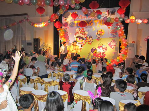 Rồi lại ào lên giơ tay xin được tham gia các trò chơi Rồi lại ào lên giơ tay xin được tham gia các trò chơi