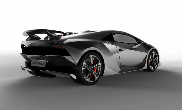 Cái tên Sesto Elemento có nghĩa là "nguyên tố thứ sáu" trong tiếng Ý hay "sixth element" trong tiếng Anh. Sở dĩ Lamborghini chọn cái tên này vì sợi carbon, vật liệu được sử dụng rất nhiều trên Sesto Elemento là nguyên tố thứ 6 trong bảng tuần hoàn nguyên tố hóa học.