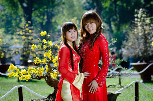 Cường độ sáng: Tùy nhu cầu mạnh yếu mà ta có thể để tấm hắt sáng gần hoặc xa mẫu, nếu trời u ám nên để rất gần (cách khoảng trên dưới 1m). Điều này không chỉ giúp mặt sáng hơn mà còn giúp tạo catch light trong mắt, đừng nghĩ trời không nắng là không cần hắt sáng. Nếu trời nắng quá, có thể lợi dụng bóng cây để che bớt 1 phần ánh sáng rơi vào tấm phản quang, hoặc chấp nhận lùi ra xa mẫu, thậm chí có thể tới 7-10m. (Trời nắng khá mạnh, hắt sáng đứng xa khoảng 7-10m)