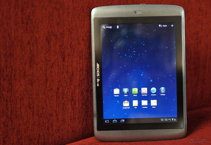 Archos G9 là một sản phẩm có chất lượng phần cứng khá tốt, máy cứng cáp và không bị ọp ẹp nhiều so với các máy cùng tầm giá do sử dụng nhựa cứng. Một số khe ghép của 80 G9 vẫn chưa thật sắc sảo nhưng nó vẫn ở mức chấp nhận được. Do chỉ sử dụng màn hình 8 inch mà 80 G9 khá gọn gàng, mình thích kích cỡ này hơn là những máy khoảng 9-10 inch phổ biến trên thị trường hiện tại. Nếu để ý tên mã bạn sẽ thấy Archos đặt tên khá thông minh, 80 là kích thước màn hình 8.0 inch và G9 là đời máy. Ngoài bản 80 G9 ta còn có bản 101 G9 với màn hình 10.1 inch. Archos G9 là một sản phẩm có chất lượng phần cứng khá tốt, máy cứng cáp và không bị ọp ẹp nhiều so với các máy cùng tầm giá do sử dụng nhựa cứng. Một số khe ghép của 80 G9 vẫn chưa thật sắc sảo nhưng nó vẫn ở mức chấp nhận được. Do chỉ sử dụng màn hình 8 inch mà 80 G9 khá gọn gàng, mình thích kích cỡ này hơn là những máy khoảng 9-10 inch phổ biến trên thị trường hiện tại. Nếu để ý tên mã bạn sẽ thấy Archos đặt tên khá thông minh, 80 là kích thước màn hình 8.0 inch và G9 là đời máy. Ngoài bản 80 G9 ta còn có bản 101 G9 với màn hình 10.1 inch.