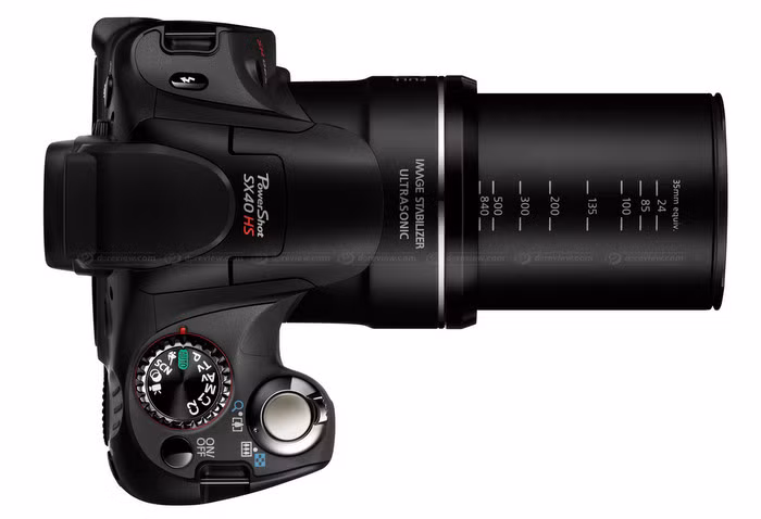 Cấu hình chi tiết Canon PowerShot SX40 HS: Cảm biến CMOS 12.1MP Ống kính 24-840mm với khả năng zoom quang 35x Màn hình LCD 2,7" ISO 3200