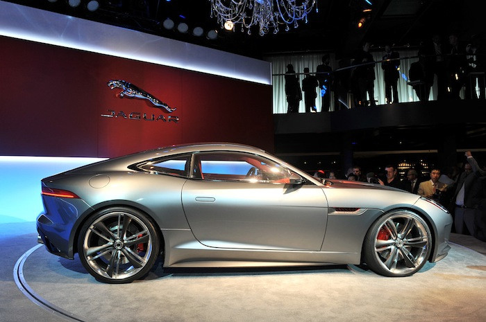 Jaguar C-X16 có kiểu dáng nhỏ gọn với hai cửa, hai chỗ ngồi, hệ thống dẫn động cầu sau với nhiều trang bị thể thao mạnh mẽ và tỉ lệ phân bổ trọng lượng hoàn hảo 50/50. Jaguar C-X16 có kiểu dáng nhỏ gọn với hai cửa, hai chỗ ngồi, hệ thống dẫn động cầu sau với nhiều trang bị thể thao mạnh mẽ và tỉ lệ phân bổ trọng lượng hoàn hảo 50/50.