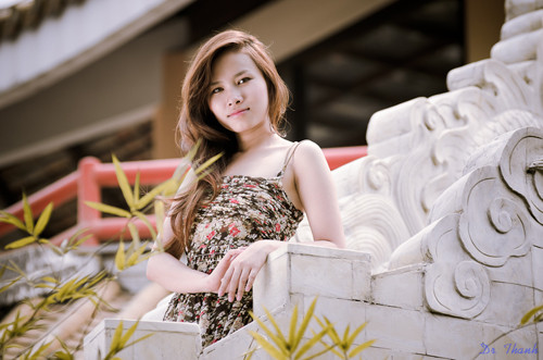 Hướng hắt sáng: Nếu chỉ để làm sáng khuôn mặt thì hắt từ hướng nào cũng được, tuy nhiên để giả lập nguồn sáng tự nhiên tốt nhất thì hắt sáng nên chếch từ trên cao xuống một góc khoảng 45 độ, sao cho tạo ra điểm sáng trong mắt ở vị trí 10h hoặc 2h. Hướng sáng quá mạnh từ dưới lên sẽ gây cảm giác bất thường, trừ khi ý đồ của người chụp muốn đem lại một sự kịch tính nào đó. Thực tế chúng ta hay bắt gặp các nhóm chụp, kể cả chụp hình cưới rất hay hắt từ dưới lên, đơn giản vì làm vậy đỡ mỏi tay. Nguồn sáng đã bị lệch thì hậu kỳ cũng khó cứu vãn. (Hắt sáng từ dưới lên hơi mạnh do người cầm hắt sáng không thể đứng cao hơn mẫu, đổ bóng không tự nhiên tuy cũng có thể gây ấn tượng.)