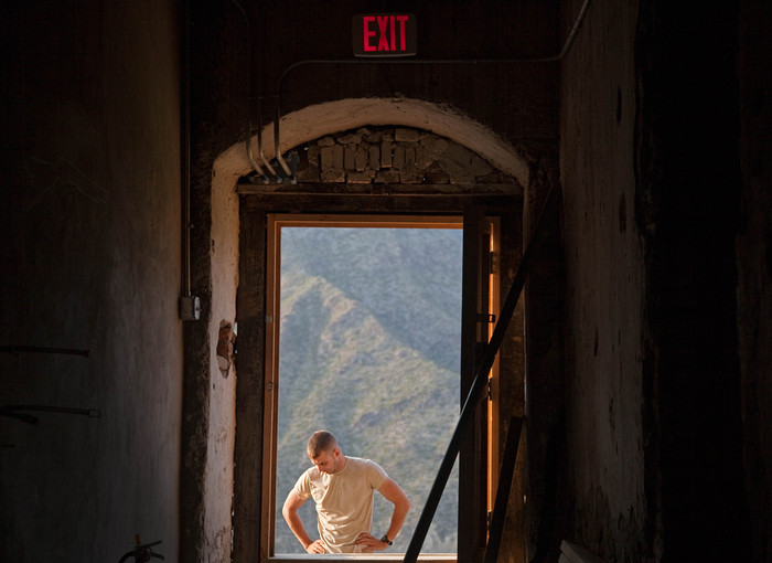 Chuyên gia Steven Schwigert, 24 tuổi, đứng bên ngoài lối ra vào của đài quan sát Coleman, tỉnh Kunar, Afghanistan. Chuyên gia Steven Schwigert, 24 tuổi, đứng bên ngoài lối ra vào của đài quan sát Coleman, tỉnh Kunar, Afghanistan.