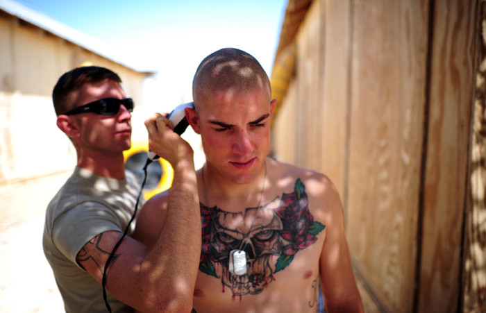 Binh nhất của quân đội Mỹ Kyler King được cạo đầu bởi người đồng cấp Shawn Riggins ở căn cứ Kuschamond. 33.000 trong số 100.000 lính Mỹ sẽ rời Afghanistan vào khoảng giữa năm 2012. Binh nhất của quân đội Mỹ Kyler King được cạo đầu bởi người đồng cấp Shawn Riggins ở căn cứ Kuschamond. 33.000 trong số 100.000 lính Mỹ sẽ rời Afghanistan vào khoảng giữa năm 2012.