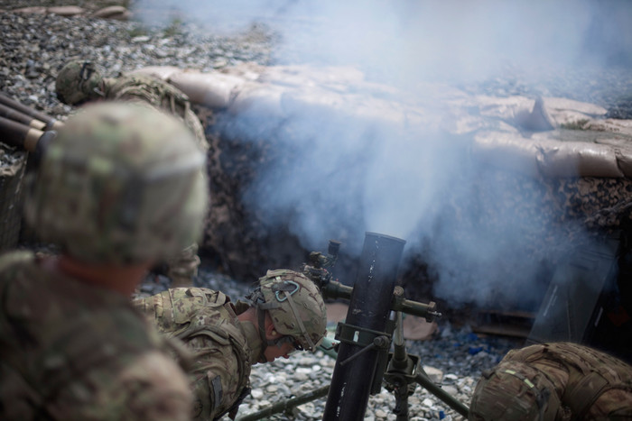 Lính Mỹ vừa bắn một quả đạn cối 120mm về phía phiến quân ở tiền đồn Monti. Lính Mỹ vừa bắn một quả đạn cối 120mm về phía phiến quân ở tiền đồn Monti.