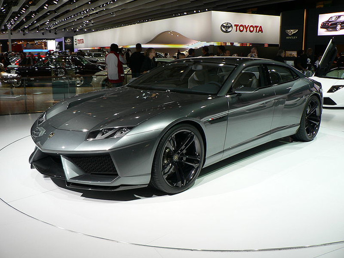 7. Lamborghini Estoque Estoque là một cái tên đặc biệt trong danh sách các mẫu xe đáng chú ý của thương hiệu Lamborghini. Được giới thiệu tại triển lãm ô tô Paris 2008 với tư cách là một bản mẫu, Estoque là siêu xe Lamborghini đầu tiên thuộc dòng sedan 4 cửa (những mẫu xe trước đây của hãng đều là 2 cửa, 2 chỗ ngồi). Ngay từ giây phút giới thiệu, giới mê xe đã bị ấn tượng mạnh bởi kiểu dáng sang trọng nhưng vẫn giữ nguyên phong cách hầm hố, mạnh mẽ của Lamborghini. Trong khi khách hàng đang háo hức chờ đợi ngày bán ra chính thức thì đùng một cái, Lamborghini tuyên bố hủy kế hoạch sản xuất Estoque vào tháng 3/2009. Điều này khiến cho những đối thủ như Porsche rất vui mừng, vì với tầm giá trên 200.000 USD, nếu được sản xuất, Estoque sẽ là đối thủ đáng gờm của Porsche Panamera. Vào thời điểm đó, chủ tịch kiêm CEO của Lamborghini là Stephan Winkelmann đã khẳng định hãng có nhiều cơ hội với những dòng xe khác ngoài siêu xe, song Lamborghini không có ý định đưa bản mẫu Estoque vào sản xuất. Tuy nhiên, những người yêu thích mẫu xe này cũng có lý do để hi vọng, khi thời gian gần đây có nhiều tin đồn cho biết có thể Lamborghini sẽ cân nhắc lại quyết định sử dụng mẫu xe Estoque. 7. Lamborghini Estoque Estoque là một cái tên đặc biệt trong danh sách các mẫu xe đáng chú ý của thương hiệu Lamborghini. Được giới thiệu tại triển lãm ô tô Paris 2008 với tư cách là một bản mẫu, Estoque là siêu xe Lamborghini đầu tiên thuộc dòng sedan 4 cửa (những mẫu xe trước đây của hãng đều là 2 cửa, 2 chỗ ngồi). Ngay từ giây phút giới thiệu, giới mê xe đã bị ấn tượng mạnh bởi kiểu dáng sang trọng nhưng vẫn giữ nguyên phong cách hầm hố, mạnh mẽ của Lamborghini. Trong khi khách hàng đang háo hức chờ đợi ngày bán ra chính thức thì đùng một cái, Lamborghini tuyên bố hủy kế hoạch sản xuất Estoque vào tháng 3/2009. Điều này khiến cho những đối thủ như Porsche rất vui mừng, vì với tầm giá trên 200.000 USD, nếu được sản xuất, Estoque sẽ là đối thủ đáng gờm của Porsche Panamera. Vào thời điểm đó, chủ tịch kiêm CEO của Lamborghini là Stephan Winkelmann đã khẳng định hãng có nhiều cơ hội với những dòng xe khác ngoài siêu xe, song Lamborghini không có ý định đưa bản mẫu Estoque vào sản xuất. Tuy nhiên, những người yêu thích mẫu xe này cũng có lý do để hi vọng, khi thời gian gần đây có nhiều tin đồn cho biết có thể Lamborghini sẽ cân nhắc lại quyết định sử dụng mẫu xe Estoque.