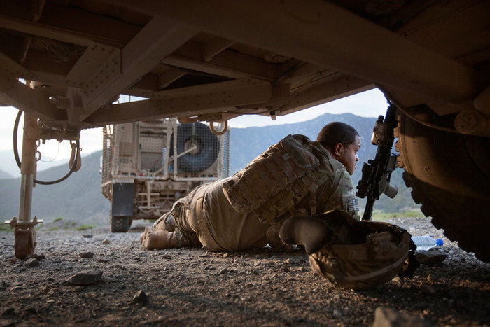 Trung sĩ James Waldo, 28 tuổi, thức giấc sau một đêm nằm dưới xe moóc, giúp che mưa đêm trong lúc làm nhiệm vụ ở Shigal, Kunar. Trung sĩ James Waldo, 28 tuổi, thức giấc sau một đêm nằm dưới xe moóc, giúp che mưa đêm trong lúc làm nhiệm vụ ở Shigal, Kunar.